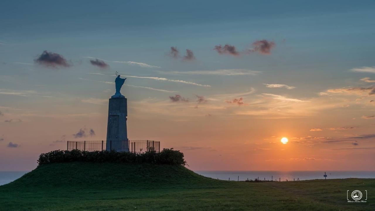 IDÉALEMENT SITUÉ LE STUDIO Les Locations ISAHORA sont aussi à 2 pas du Château d'Eu, des Falaises du Tréport, de MERS les Bains et aux portes de la BAIE DE SOMME Eu (Sena Marítimo) Exterior foto